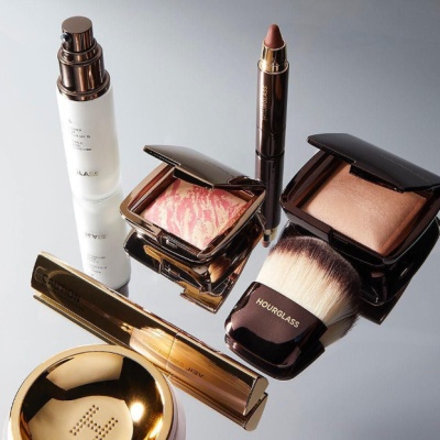 Cult Beauty：Hourglass 专场特卖 粉饼+粉扑£21、遮瑕、唇蜜£27<br />       7.5折起