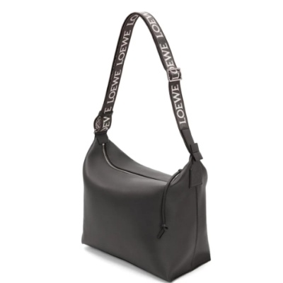 梓渝同款不同色 港站定价优势！LOEWE 罗意威 Cubi 小号单肩包<br />       9折 HK$15825.6（约14516.82元）