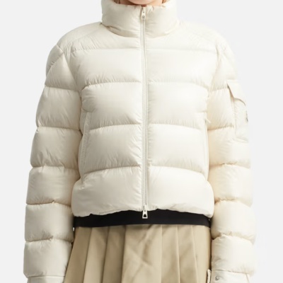 Moncler Petra 短款羽绒夹克<br />       7折 HK$10150（约9310.59元）