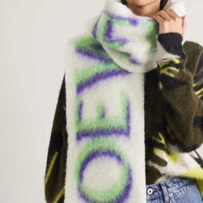 LOEWE 罗意威马海毛印花围巾<br />&nbsp;&nbsp;&nbsp;&nbsp;&nbsp;&nbsp;&nbsp;5.1折&nbsp;HK$2728.5（约2449.92元）