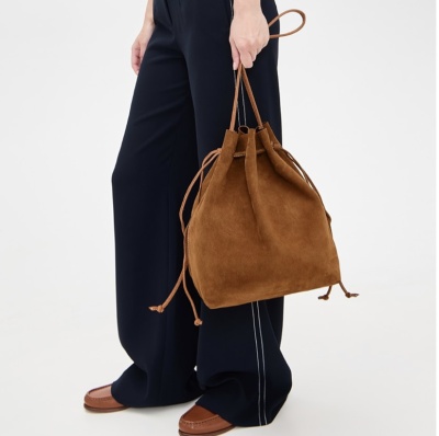 Mansur Gavriel Drawstring Cabas 大号麂皮水桶包<br />&nbsp;&nbsp;&nbsp;&nbsp;&nbsp;&nbsp;&nbsp;5.3折&nbsp;$417.38（约2915.15元）