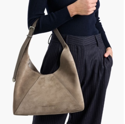 Brunello Cucinelli 麂皮单肩包<br />&nbsp;&nbsp;&nbsp;&nbsp;&nbsp;&nbsp;&nbsp;4折&nbsp;$1560（约10786.31元）