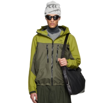 Arcteryx 绿色拼色 Alpha 硬壳夹克<br />&nbsp;&nbsp;&nbsp;&nbsp;&nbsp;&nbsp;&nbsp;8折&nbsp;$712（约4867.59元）
