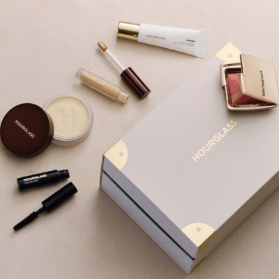 Cult Beauty：Hourglass 联名款礼盒上新！价值£95 含腮红、遮瑕等<br />&nbsp;&nbsp;&nbsp;&nbsp;&nbsp;&nbsp;&nbsp;定价£65
