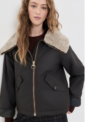 Barbour Mary Wax 夹克<br />&nbsp;&nbsp;&nbsp;&nbsp;&nbsp;&nbsp;&nbsp;7.5折&nbsp;$360（约2421.94元）