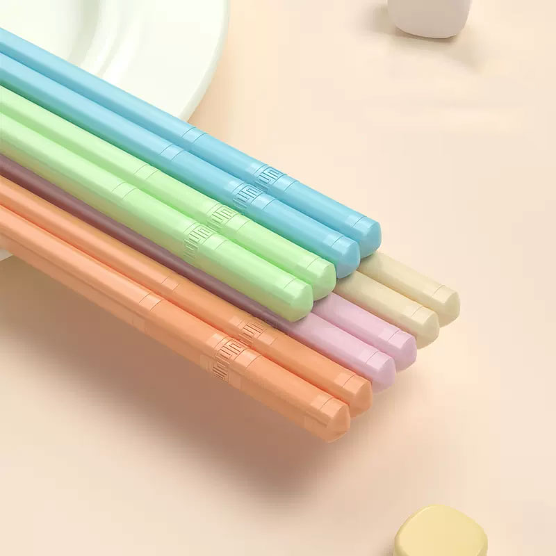 【券后价:6.8元】 【有签到】家用防滑耐高温彩色分餐筷子 - 润枝旗舰店