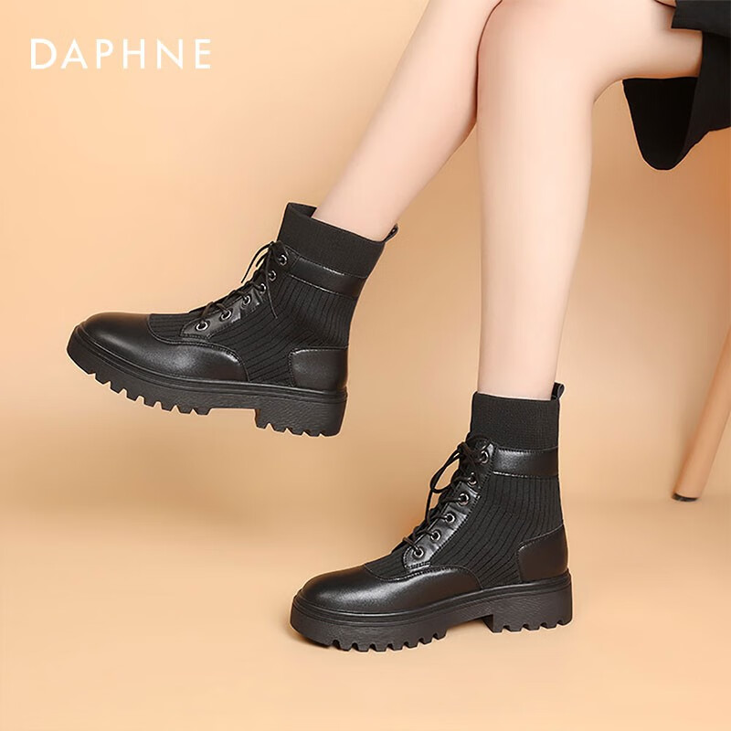 达芙妮（DAPHNE）弹力袜厚底英伦风马丁靴 129元
